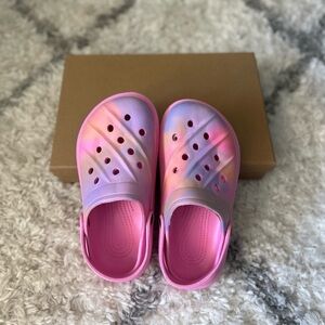 Women's water shoes with round plastic toe